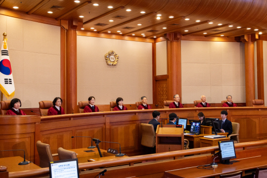 27일 종로구 헌법재판소에서 열린 '마은혁 임명보류' 권한쟁의 선고에 문형배 헌법재판소장 권한대행을 비롯한 헌법재판관들이 참석해 있다.[공동취재]